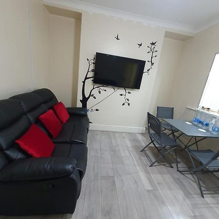 House In The Heart Of Valleys Apartment Еби Вейл Екстериор снимка