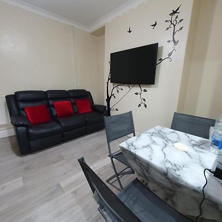 House In The Heart Of Valleys Apartment Еби Вейл Екстериор снимка