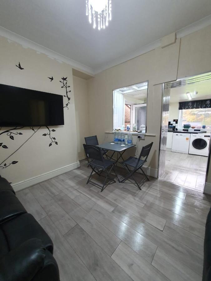 House In The Heart Of Valleys Apartment Еби Вейл Екстериор снимка