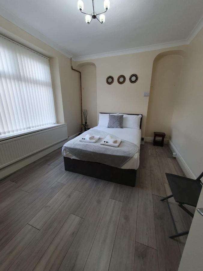 House In The Heart Of Valleys Apartment Еби Вейл Екстериор снимка